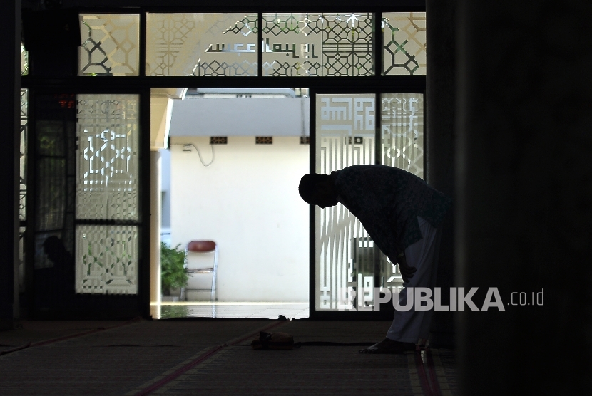  Calon jamaah haji kloter 5 Banten melakukan shalat sunnah di Masjid Asrama Haji Pondok Gede, Jakarta, Ahad (30/7).