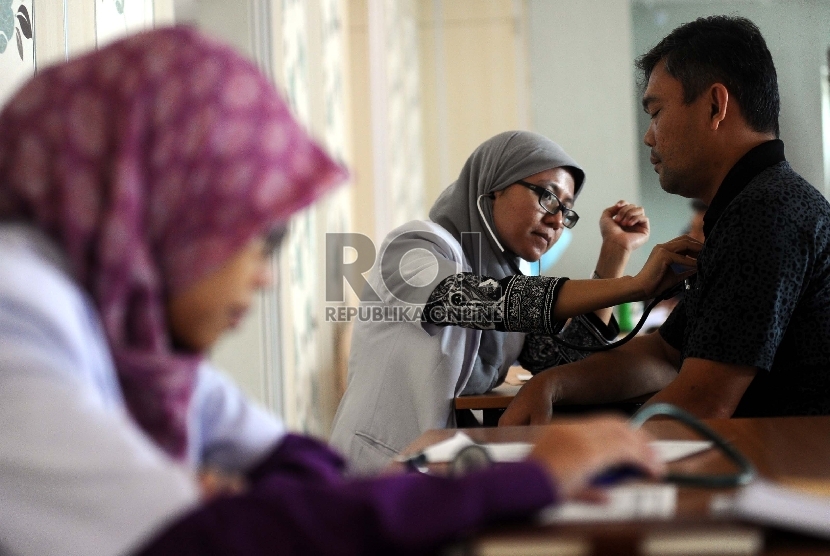 Calon jamaah haji Maktour mengikuti pemeriksaan kesehatan di RS MMC, Jakarta, Ahad (9/8). Calon jamaah haji diberikan suntikan meningitis dan influensa. Vaksin ini wajib dilakukan bagi orang yang hendak berniat haji atau umroh. Karena semenjak 2002 Pemerin
