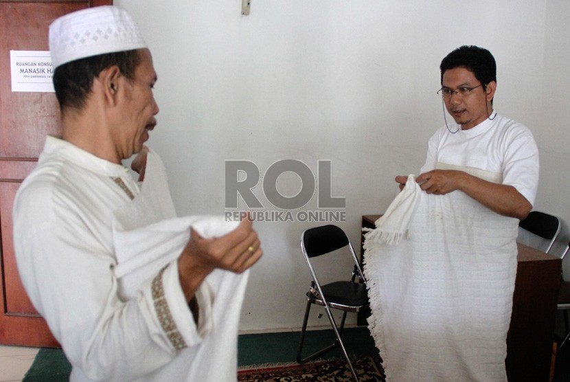   Calon jamaah haji melakukan konsultasi haji kepada petugas haji di ruangan konsultasi manasik haji di Asrama Haji Pondok Gede, Jakarta, Selasa (1/10).  (Republika/Yasin Habibi)