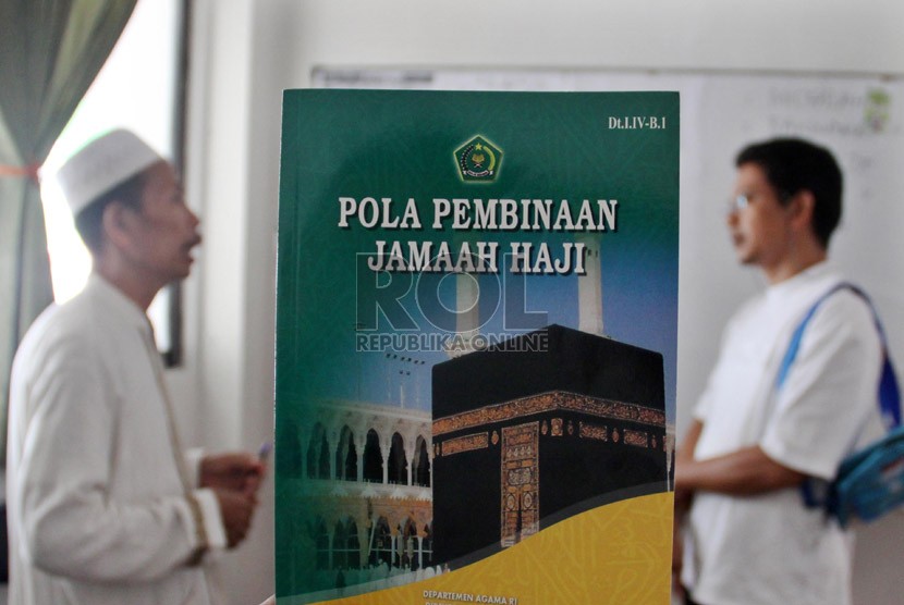   Calon jamaah haji melakukan konsultasi haji kepada petugas haji di ruangan konsultasi manasik haji di Asrama Haji Pondok Gede, Jakarta, Selasa (1/10).  (Republika/Yasin Habibi)