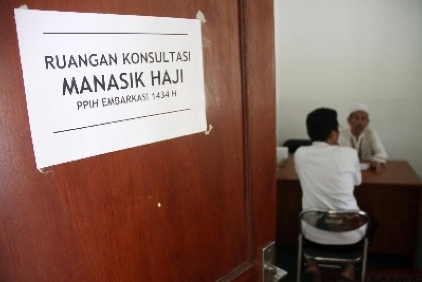 Calon jamaah haji melakukan konsultasi haji kepada petugas haji di ruangan konsultasi manasik haji di Asrama Haji Pondok Gede, Jakarta.