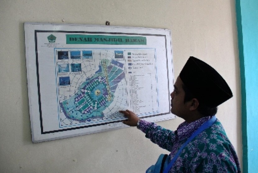 Calon jamaah haji melihat dan mempelajari denah Masjidil Haram di Asrama Haji, Pondok Gede, Jakarta, beberapa waktu lalu.