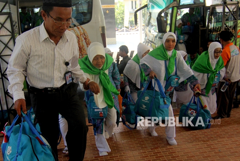 Calon jamaah haji memasuki Asrama Haji Sudiang, Makassar, Sulsel. Kemenag Sulsel Harap Jamaah tidak Tarik Setoran Awal Haji
