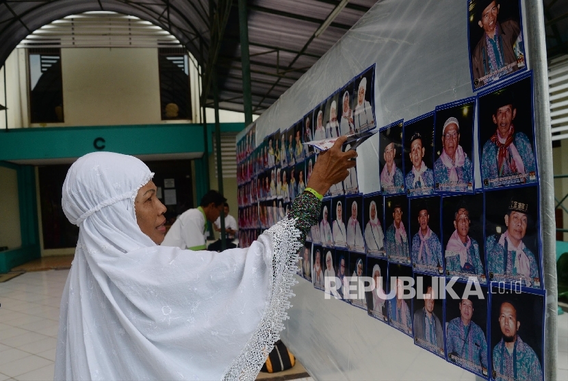 Calon jamaah haji memilih foto hasil jepretan fotografer haji di Asrama Haji Pondok Gede, Jakarta (Ilustrasi)