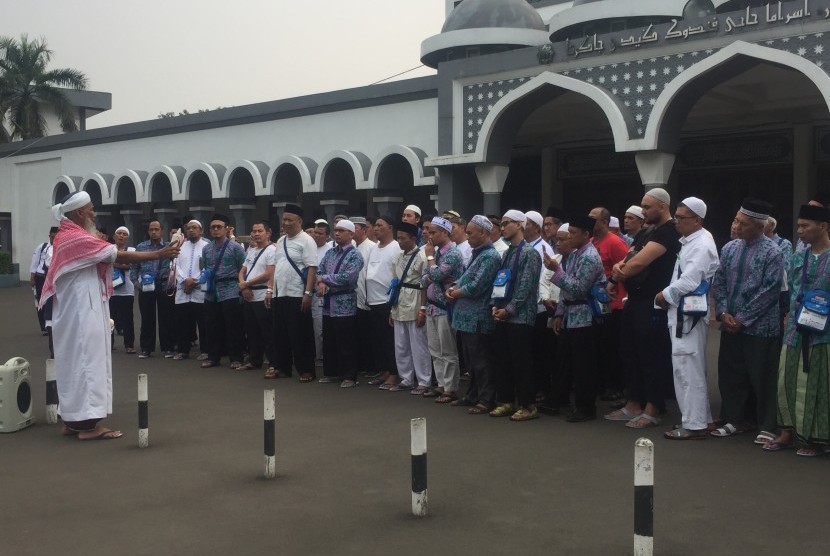 Calon jamaah haji mendengarkan pengarahan dan melakukan manasik di Asrama Haji Pondok Gede, Jakarta Timur sebelum berangkat ke Tanah Suci esok hari, Senin (23/7).