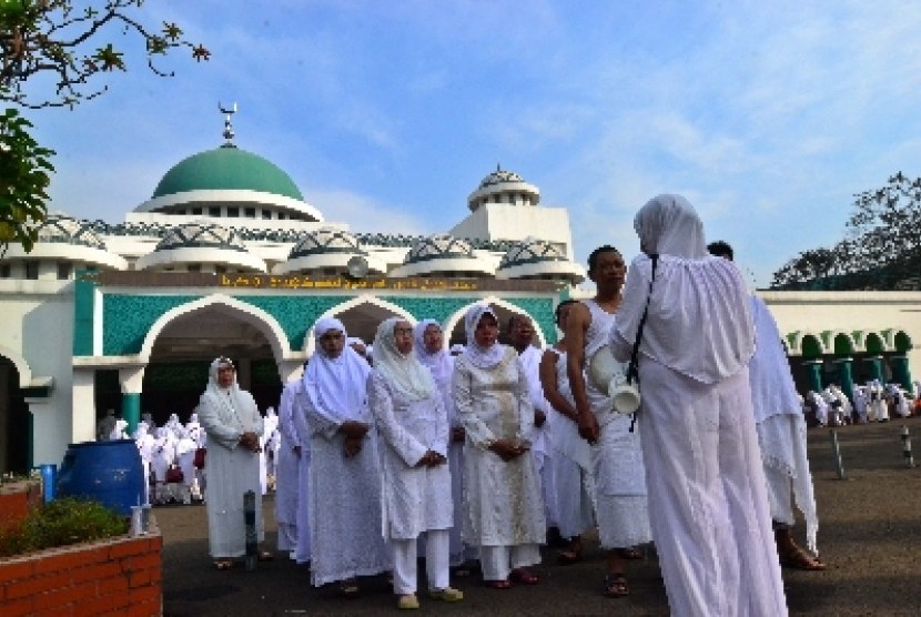 Calon jamaah haji mengikuti kegiatan manasik di asrama haji Pondok Gede, Jakarta