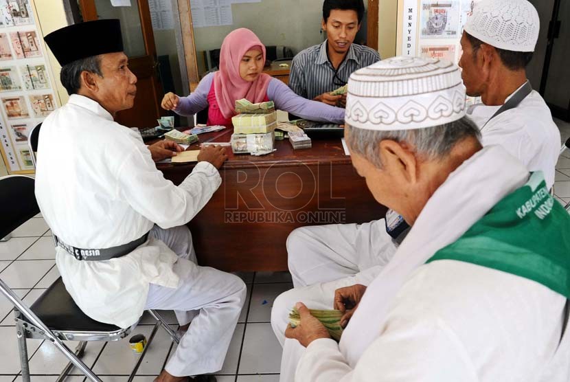 Calon jamaah haji menukarkan uang rupiah dipenukaran asrama haji, Bekasi, Jawa Barat, Kamis (18/9).(Republika/ Tahta Aidilla)