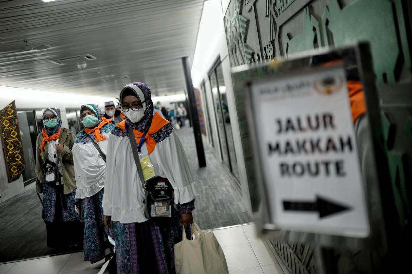 Calon jamaah haji saat bersiap menaiki pesawat di Terminal 2F Bandara Soekarno Hatta, Tangerang, Banten, Sabtu (4/6/2022).