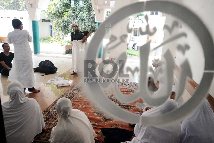 Calon Jamaah Haji sedang dianjarkan cara pemakaian kain ikhram di Asrama Haji Pondok Gede, Jakarta, Rabu (25/2).