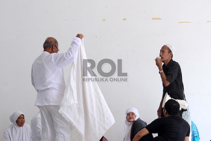 Calon Jamaah Haji sedang dianjarkan cara pemakaian kain ikhram di Asrama Haji Pondok Gede, Jakarta, Rabu (25/2).
