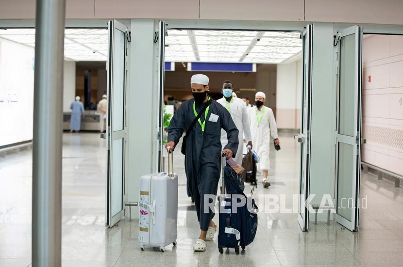 KJRI: Total Jamaah Haji 2020 Seribu Orang, 5 dari Indonesia. Calon jamaah haji  tiba di Bandara King Abdulaziz untuk naik haji ke Mekah di Jeddah, Arab Saudi, Sabtu (25/7/2020). 