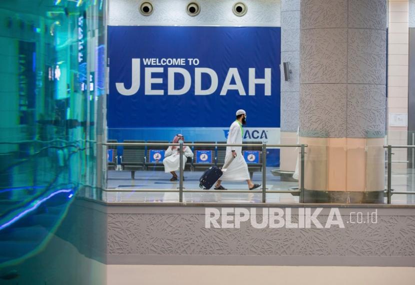 CEO Bandara Jeddah Dipecat. Foto: Calon jamaah haji  tiba di Bandara King Abdulaziz untuk naik haji ke Mekah di Jeddah, Arab Saudi, Sabtu (25/7/2020). 