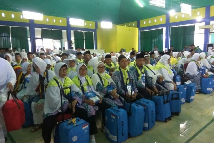 Informasi Soal Keputusan Haji Segera Disampaikan ke Jamaah. Foto: Calon jamaah haji yang tergabung dalam kloter pertama Embarkasi Kota Padang, Sumatra Barat mulai masuk pemondokan haji di Tabing mulai Senin (16/7) pagi tadi. Kloter 1 akan diterbangkan pada Selasa (17/7) pagi. 