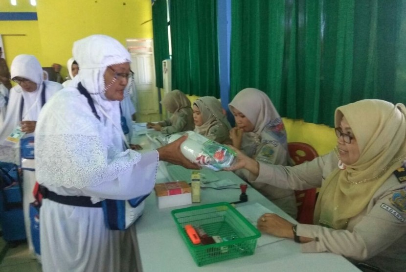 Calon jamaah haji yang tergabung dalam kloter pertama Embarkasi Kota Padang, Sumatra Barat mulai masuk pemondokan haji di Tabing mulai Senin (16/7) pagi tadi. Kloter 1 akan diterbangkan pada Selasa (17/7) pagi. 