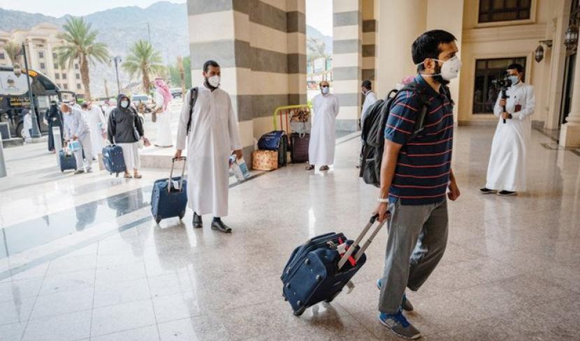  Sambut Jamaah Haji, Arab Saudi Tingkatkan Desinfeksi . Foto: Calon jamaah haji terbatas bersiap menuju Makkah.