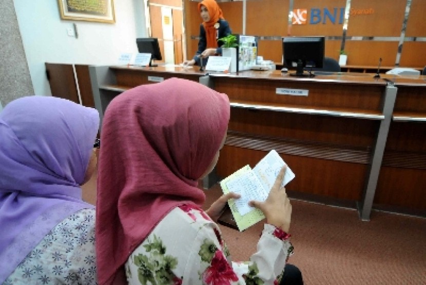 Calon jamaah menyetorkan dana haji di sebuah bank syariah di Jakarta.