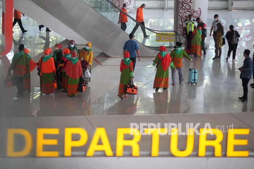    Calon jamaah umroh berjalan di Terminal 2 Bandara Internasional Juanda Surabaya di Sidoarjo, Jawa Timur, Senin (14/3/2022). Sebanyak 366 orang melaksanakan ibadah umrah dan menjadi pertama kali di Jawa Timur setelah beberapa tahun terakhir Indonesia tidak mengirimkan jemaah akibat pandemi COVID-19. 