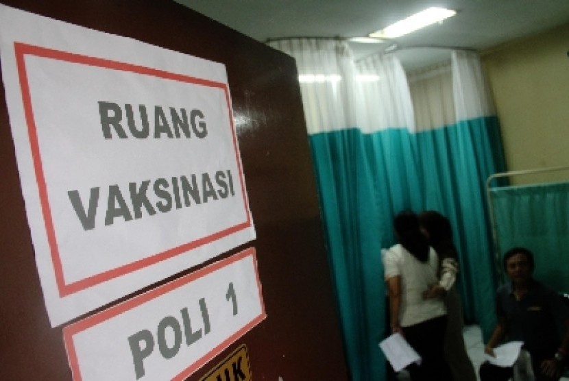Calon jamaah umrah dan haji mengantre untuk melakukan suntik vaksinasi di Kantor Kesehatan Kelas I Halim Perdanakusuma, Jakarta guna mencegah penyebaran virus MERS.