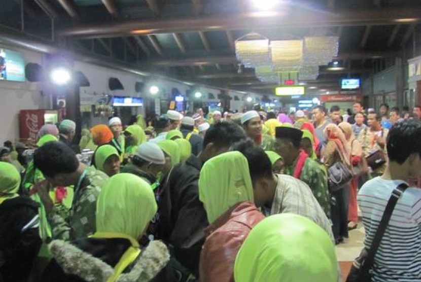 calon jamaah umrah memadati bandara soekarno-hatta berangkat di malam tahun baru 2014