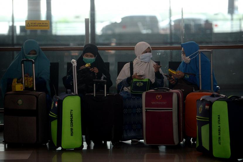 Calon Jamaah umroh menunggu keberangkatan ke Tanah Suci Mekah di Terminal 3 Bandara Soekarno Hatta, Tangerang, Banten.