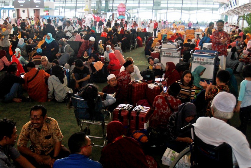 Calon jamaah umroh menunggu kepastian untuk berangkat ke Tanah Suci Makkah di Terminal 3 Bandara Soekarno Hatta, Tangerang, Banten, Kamis (27/2).