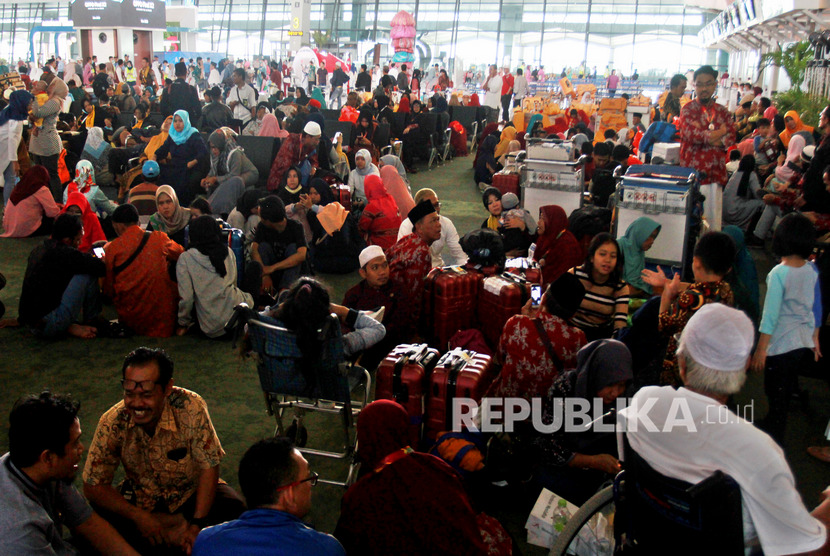 Pemimpin Muslim Kenya Dukung Larangan Umroh Sementara. Calon jamaah umroh menunggu kepastian untuk berangkat ke Tanah Suci Makkah di Terminal 3 Bandara Soekarno Hatta, Tangerang, Banten.