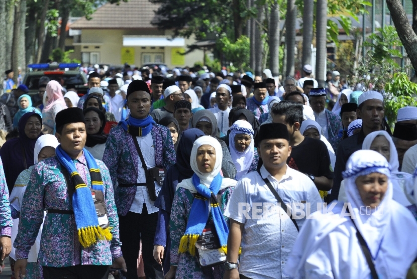 Calon jamaah haji dari kelompok terbang 1 Kota Bandung atau kloter 3 Jabar berjalan menuju bus saat pelepasan menuju Asrama Haji Bekasi, pada musim haji kemarin.