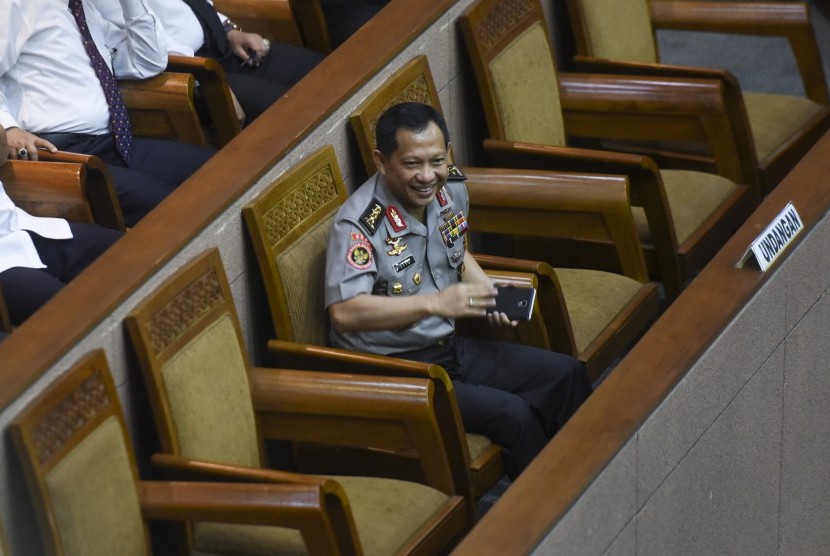 Calon Kapolri Komjen Pol Tito Karnavian mengikuti rapat paripurna DPR di Kompleks Parlemen, Senayan, Jakarta, Senin (27/6). 