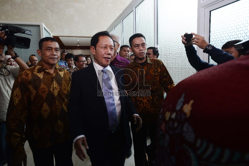  Calon Kepala Badan Intelejen Nasional, Letjen TNI Purnawirawan Sutiyoso memasuki ruangan untuk mengikuti uji kelayakan dan kepatutan Kepala BIN di Ruang Rapat Komisi I DPR, Kompleks Parlemen, Jakarta, Selasa (30/6).  (Republika/Raisan Al Farisi)