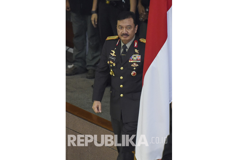 Calon Kepala Badan Intelijen Negara (BIN) Komjen Pol Budi Gunawan berjalan saat mengikuti rapat paripurna DPR di Kompleks Parlemen, Senayan, Jakarta, Kamis (8/9). 
