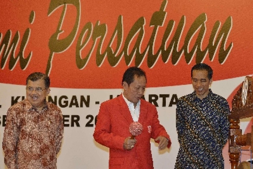 Calon Kepala Badan Intelijen Negara Sutiyoso (tengah).