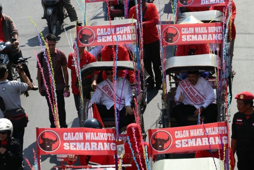 Calon kepala daerah asal PDIP naik becak untuk menerima mandat partai 