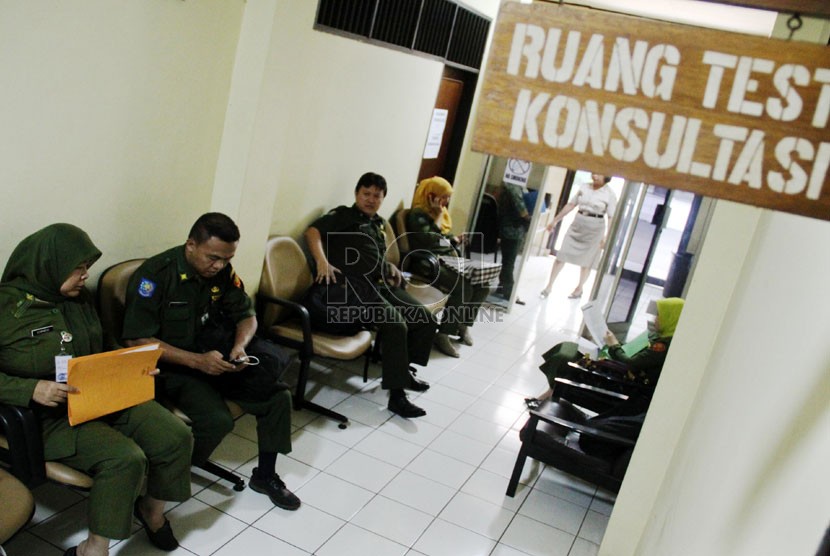  Calon kepala Puskesmas tingkat kecamatan menunggu tes wawancara di Mabes Polri, Jakarta, Senin (16/12). (Republika/Yasin Habibi)
