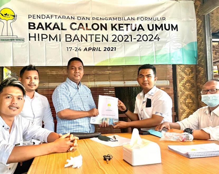 Calon Ketua Umum BPD HIPMI Banten Rifky Hermiansyah (ketiga kiri) saat melakukan pendaftaran, Sabtu (24/4).