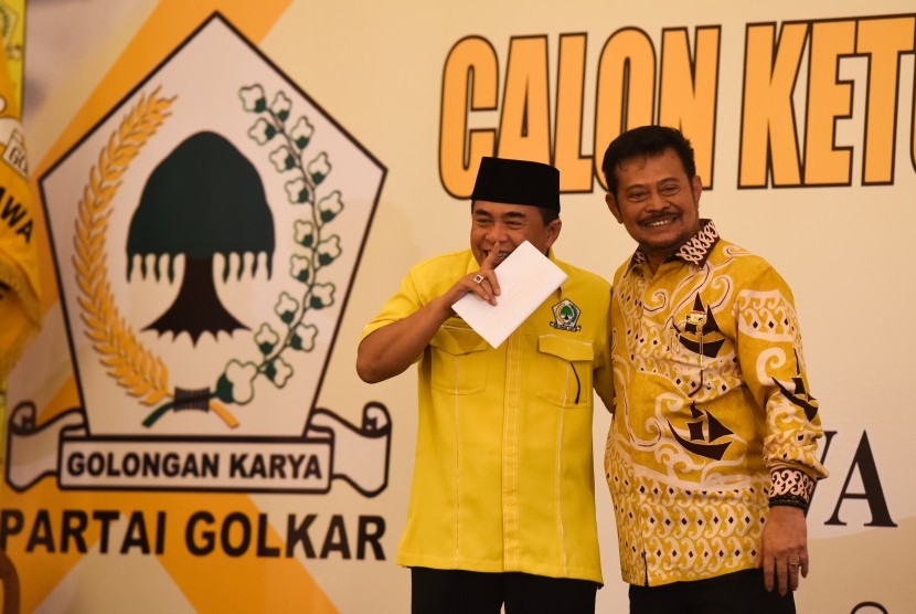 Calon Ketua Umum Golkar nomor urut 1 Ade Komarudin (kiri) berbincang dengan calon Ketua Umum Golkar nomor urut 8 Syahrul Yasin Limpo (kanan) sebelum menyampaikan visi misi pada kampanye calon ketua umum Golkar zona II di Surabaya, Jawa Timur, Rabu (11/5).