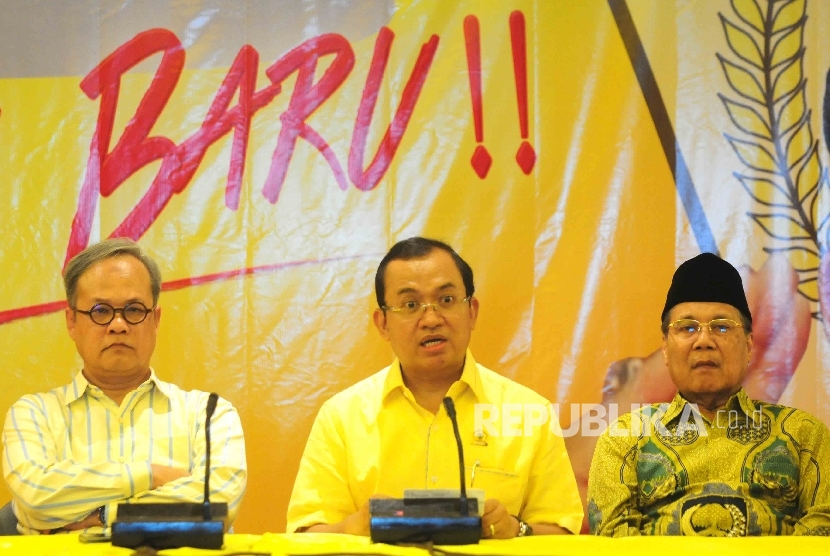 Calon Ketua Umum Golkar, Priyo Budi Santoso (tengah) serta Ketua DPP Partai Golkar Hajriyanto Y Thohari (kiri) saat jumpa pers pendeklarasian Priyo Budi Santoso maju sebagai kandidat Ketua Umum Partai Golkar di Kantor DPP Partai Golkar, Jakarta, Kamis (14/