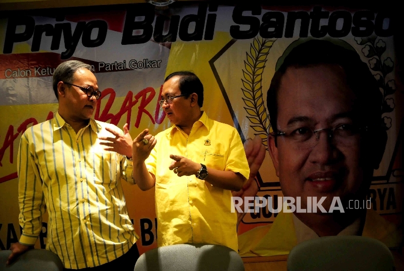 Calon Ketua Umum Golkar, Priyo Budi Santoso (tengah) serta Ketua DPP Partai Golkar Hajriyanto Y Thohari (kiri) saat jumpa pers pendeklarasian Priyo Budi Santoso maju sebagai kandidat Ketua Umum Partai Golkar di Kantor DPP Partai Golkar, Jakarta, Kamis (14/