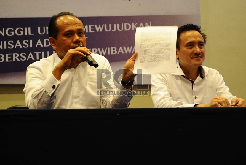 Calon ketua umum Juniver Girsang (kiri), Waketum Harry Ponto (kanan) berbicara saat konferensi pers terkait kisruh KPK-Polri di Jakarta, Jumat (6/2).(Republika/ Tahta Aidilla)