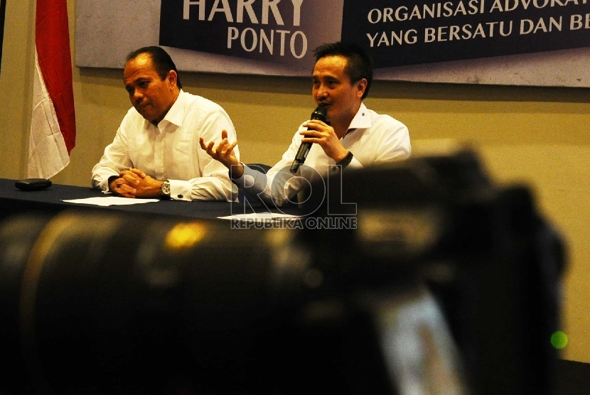 Calon ketua umum Juniver Girsang (kiri), Waketum Harry Ponto (kanan) berbicara saat konferensi pers terkait kisruh KPK-Polri di Jakarta, Jumat (6/2).(Republika/ Tahta Aidilla)