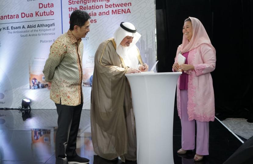 Calon Ketua Umum Kadin Indonesia 2021- 2026, Arsjad Rasjid  (kiri) bersama Yenny Wahid (kanan) dalam acara peluncuran buku “Duta Antara Dua Kutub” karya Duta Besar Arab Saudi untuk Indonesia, Esam Abid Althagafi.