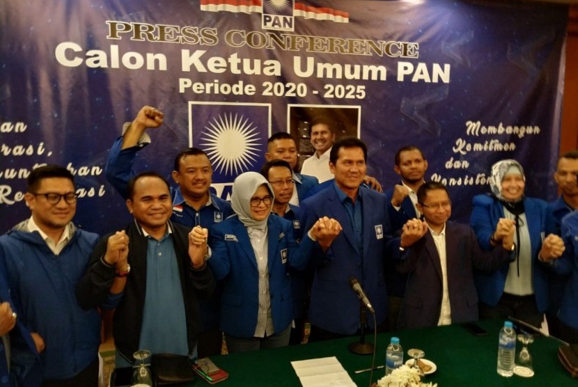Calon Ketua Umum PAN Asman Abnur memberikan keterangan pers terkait kepastian dirinya maju dalam kontestasi pemilihan Caketum PAN 2020-2025 di Hotel Sahid, Jakarta, Jumat (17/1).