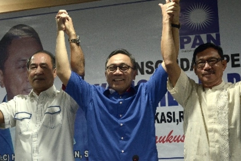 Calon ketua umum PAN dan Ketua MPR Zulkifli Hasan (tengah).