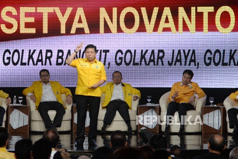 calon ketua umum Parta Golkar Ade Komarudin menyampaikan visi misi saat debat calon ketua umum Partai Golkar di Bali Nusa Dua Covention Centre, Bali, Jumat (13/5) malam.