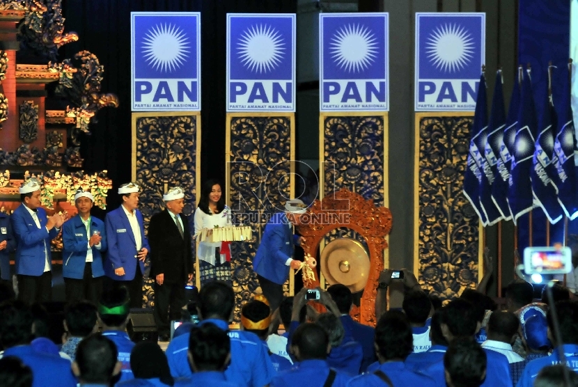 Calon Ketua Umum Partai Amanat Nasional (PAN) Hatta Rajasa (kanan) memukul gong didampingi sejumlah petinggi PAN membuka secara simbolik dibukanya Kongres IV PAN di Westin Hotel, Nusa Dua, Bali, Sabtu (28/2).