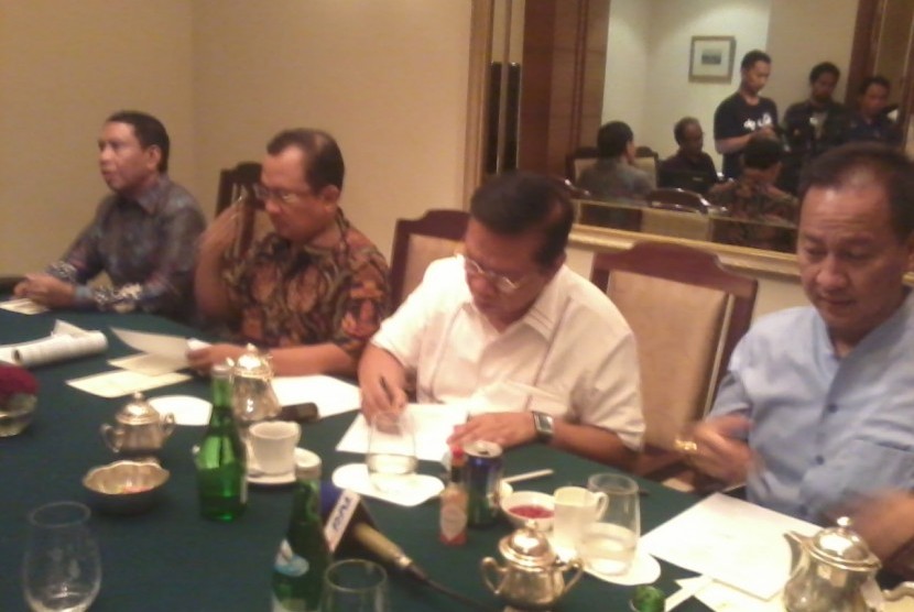 Calon ketua umum Partai Golkar Agung Laksono (dua dari kanan), Priyo Budi Santoso (dua dari kiri) saat bertemu di Dharmawangsa, Jakarta