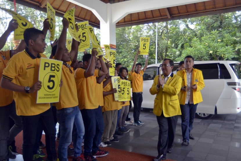 Calon Ketua Umum Partai Golkar nomor urut lima Priyo Budi Santoso (dua kanan) meneriakkan yel-yel bersama pendukungnya saat mengikuti kampanye zona III Munaslub Partai Golkar di Nusa Dua, Bali, Jumat (13/5). 
