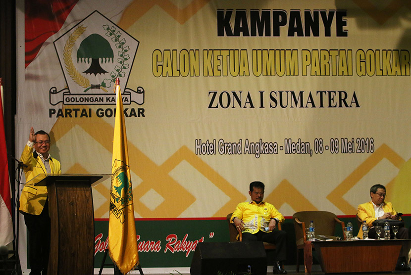 Calon Ketua Umum Partai Golkar Priyo Budi Santoso (kiri) menyapa pendukungnya ketika menyampaikan visi - misi disaksikan dua calon ketua umum lainnya Syahrul Yasin Limpo (tengah) dan Indra Bambang Utoyo (kanan) pada Kampanye Calon Ketua Umum Partai Golkar 