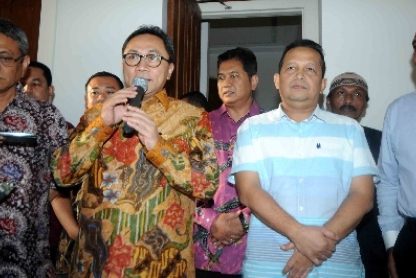 Calon ketum PAN Zulkifli Hasan didukung mantan ketum PAN Sutrisno Bachir (kanan).