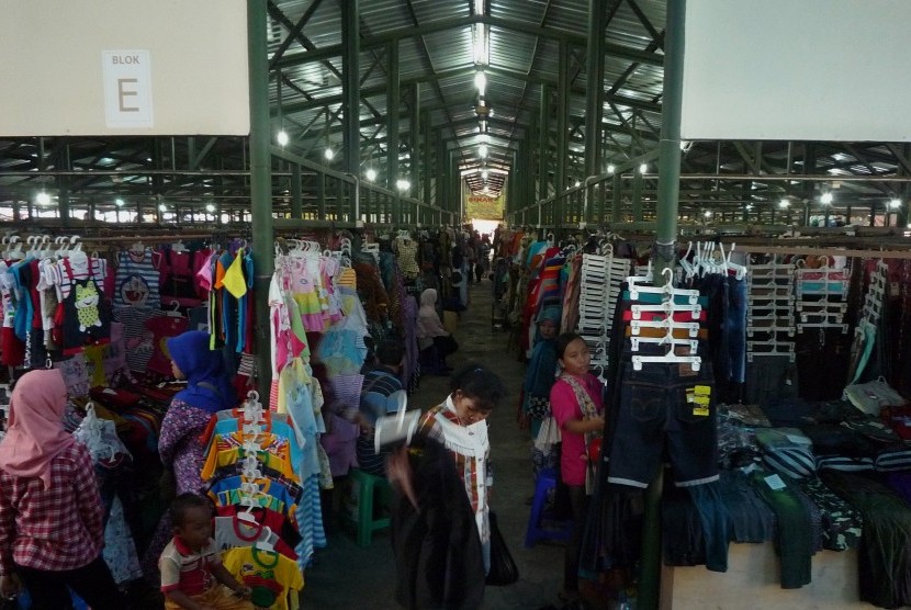 Calon konsumen memilih berbagai busana di lokasi penampungan sementara pedagang Pasar Klewer di Solo, Jawa Tengah, Minggu (23/4). 