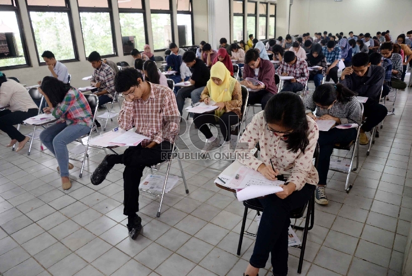 Calon mahasiswa mengikuti Seleksi Bersama Masuk Perguruan Tinggi Negeri (SBMPTN) 2015 di Universitas Indonesia, Depok, Jabar, Selasa (9/6).(Republika/Yasin Habibi)